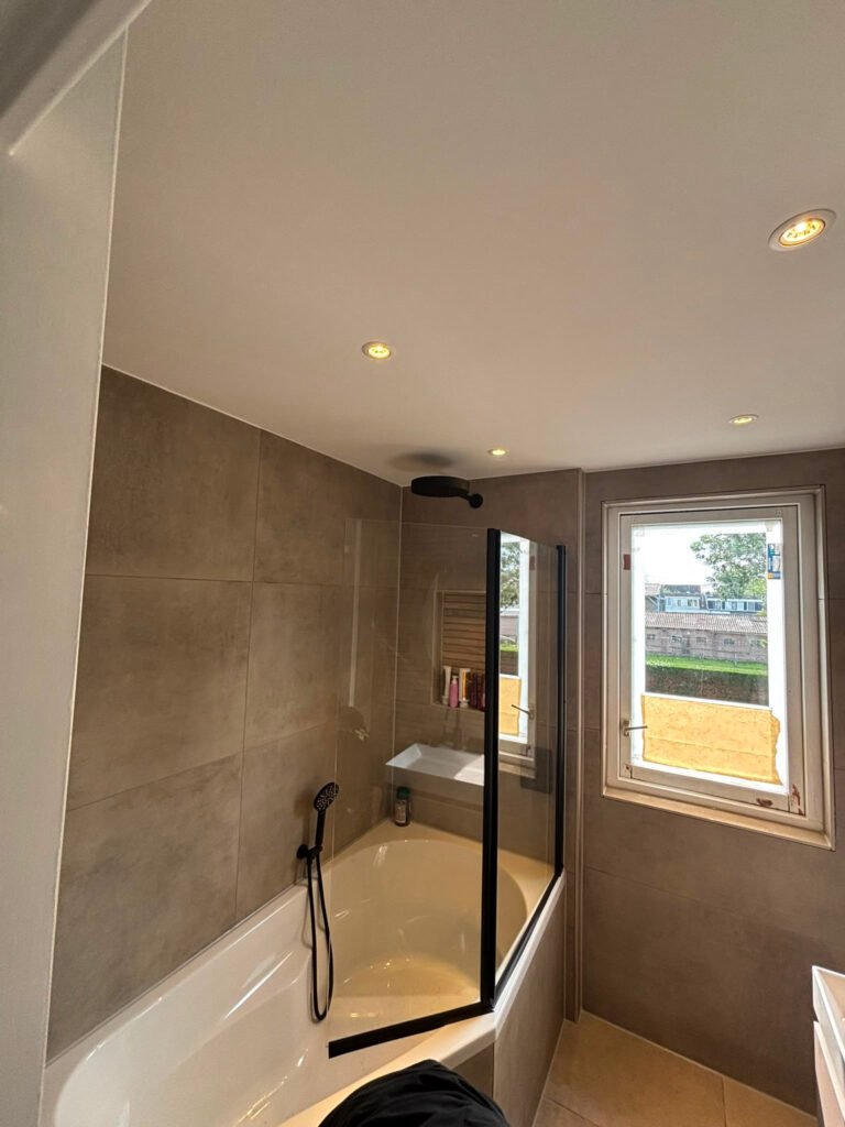 Luxe Badkamer Renovatie Rotterdam Maatwerk Toilet En Badkamer Interieur Max De Aannemer Ligbad Douche Combinatie